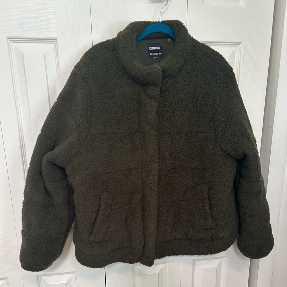 Fuzzy green jacket with 2 front pockets